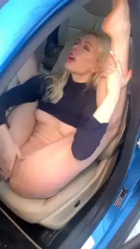 I'm a compact girl, I masturbate everywhere😋