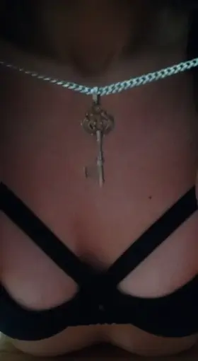 The key on my neck to always remind you who owns your little dick 🔒