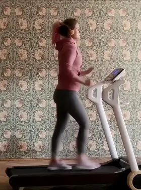 Alice Eve - NN excercise wear in Warning (2021)