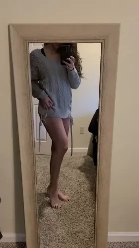 36 (F)eeling myself this morning in my big sweater 🥰💃🏻