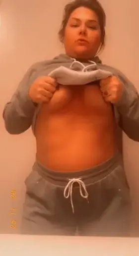 Would you breed this milf? 🤭