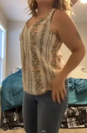 Little strip tease for you 😘😘