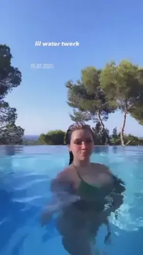 Shirin mit einem kleinen unterwasser twerk