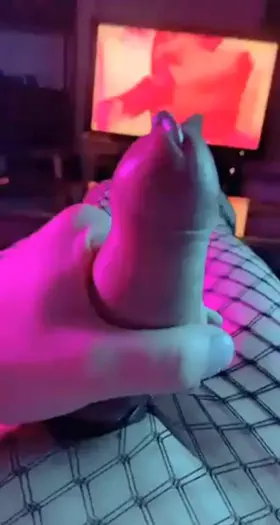 Training with sissy hypno… if we get to 200 followers I’ll post the cumshot 🥰