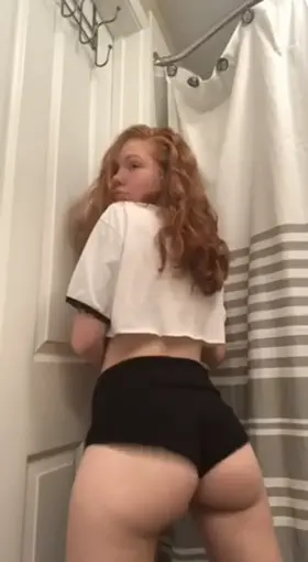Sexy redhead twerking