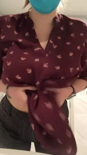 let’s celebrate flash Friday with a quickie in the bathroom 😉