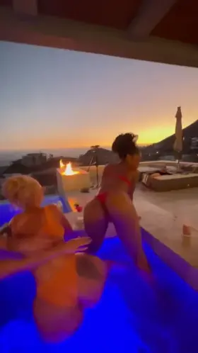 Iggy twerking with some friends