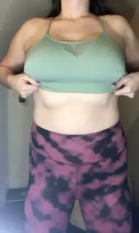 I love bouncing my boobs! 😘 Do you love watching them bounce?