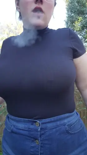 Do you want to see a braless stoner babe show off for you?😏