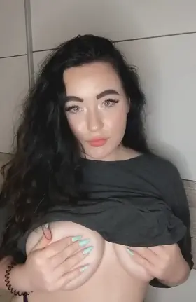 Just here incase ur girlfriend hasn’t sent you nudes today <3