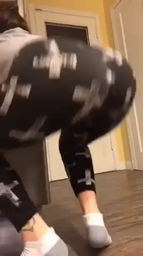 Mom with a fat ass twerking in the kitchen 🍑