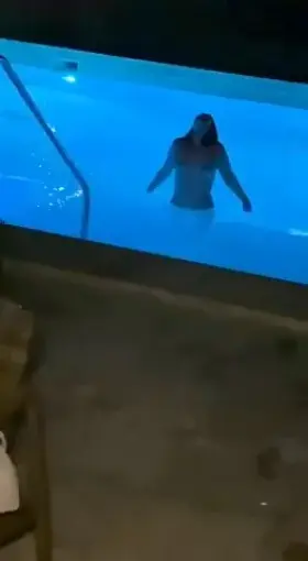 Have fun and don't care who sees! I think they enjoyed it 😈🍑