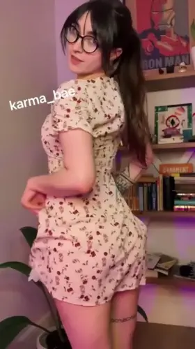 One blink and my dress is off🙈