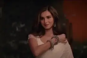 Tara Sutaria (Saree dropping scene)