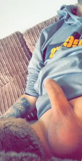 Finally finished work! Bank Holiday weekend awaits. Time to relax with a glass of 🍷 [M29] [DMs Open]