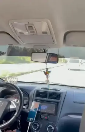 Was dared to get naked in the taxi he had no clue!! 🙈🙈 [gif]