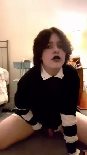 just your average horny goth girl :3