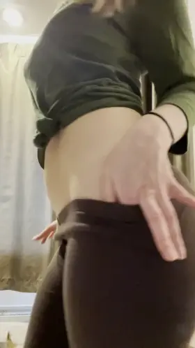 Oops no panties 😈🍑