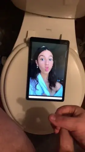 Does anybody know a good way to get a shit ton of views on red gifs? Is there anywhere else I can post to get more exposure?