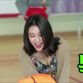 Momoland - Hyebin Cleavage