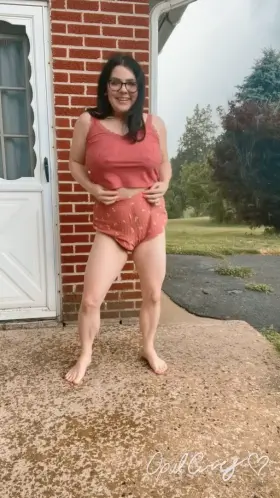 It started raining as soon as I hit record but luckily I’m used to getting wet while recording 😘