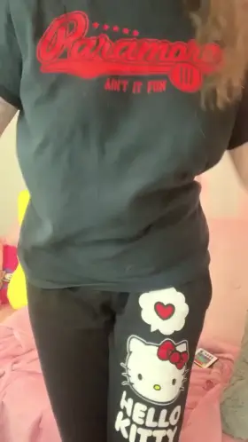 Band tee, no makeup, & sweats are for my lazy days. Would you still fuck me though?