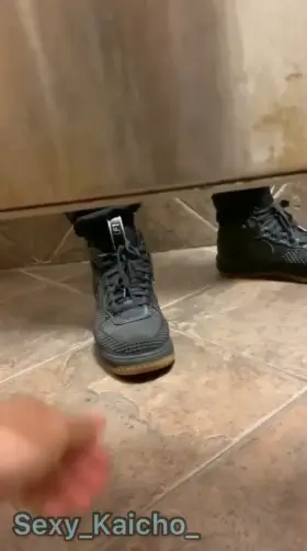 [23] [Dick Pic] Bathroom surprise