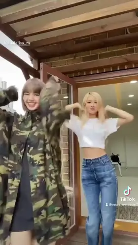 Blackpink - Lisa and Rosé throwing her butt at you