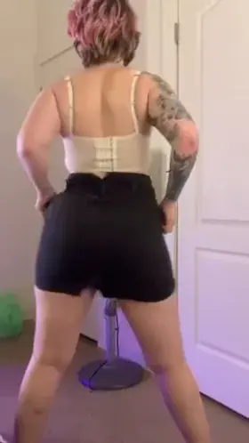 lifting up my skirt twerk 🤗