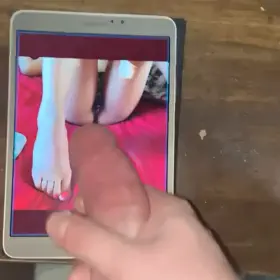 Love covering feet especially sneak shots covered my buddys wife here 😈sisters/wives/daughter all ladies can be covered 😈