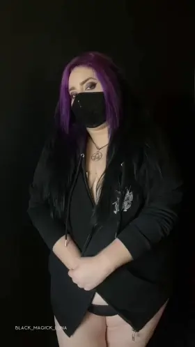 I have a little surprise for you on this wild Wednesday!🖤