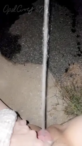 Look how powerful my piss stream is! 💦💦💦