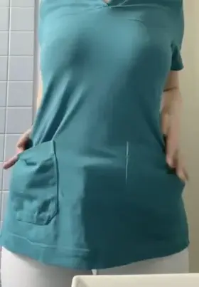 Showing you my boobs in my break. Greetings from Russia. 🇷🇺😇