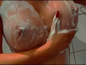 Soaping up, you wanna join me? 😘😏💦🇸🇪