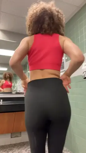 Damnnnn I love getting caught doing slutty stuff at the gym..[F] MILF