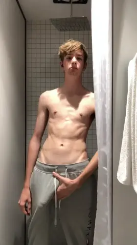 Massive cock 18yo what would you do if you walked in on me ? Hmu for some fun