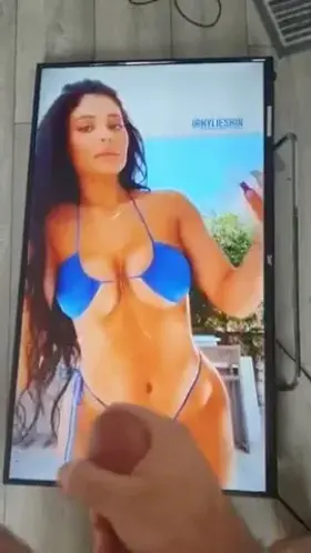 Im interested to jerk to some busty celebs. Kik mehmua123 or snap frankthomps9464 and name some celebs. Not really jerked to many of them and i want to change that