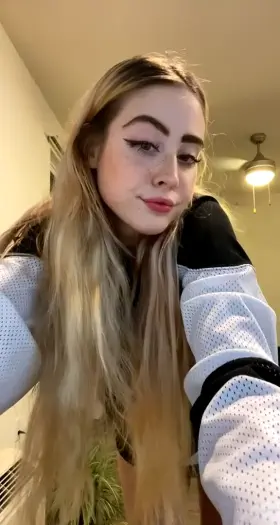 noticed a severe lack of face in this sub…. Hope my silly lil gif can fix that