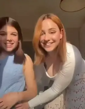 ANYONE KNOWS HER NAME ? 🍑