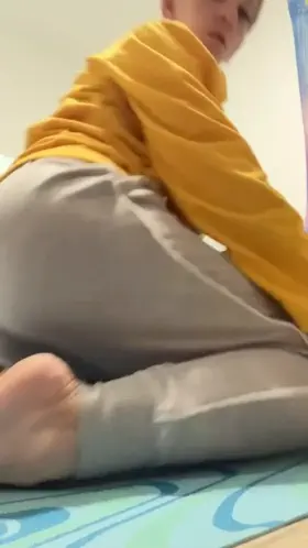 Farts 💨 during yoga 🧘‍♀️ (redgifs sound )