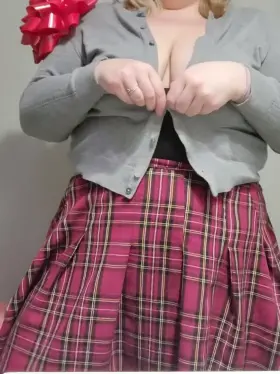 I want cute girls to drop their titties in my dms tbh