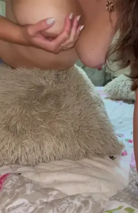 Titty rub Tuesday. Who else wants to feel how soft they are ? 😘 30 F