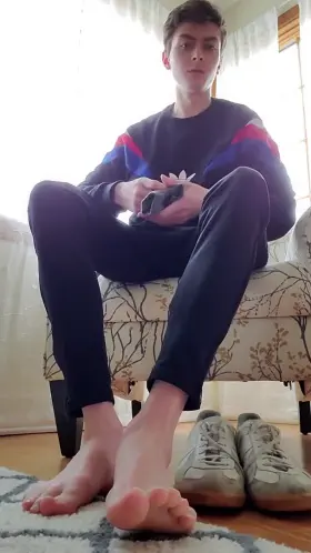 Get on the floor and start sniffing