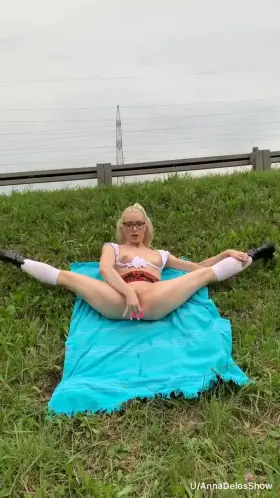 I like to masturbate in public, it makes me super horny 😋