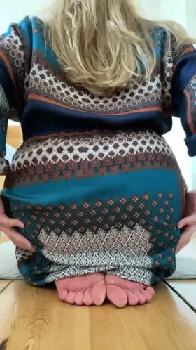 Ignore the dust on my foot and rather look at my ass