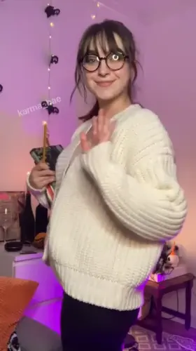 Smart & Creative Girl ( Her Free Album In Comment )