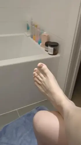 Happy Foot Friday! Just a little maintenance~ 🧴🦶