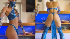 Naomi_Soraya Kitana cosplay boots TikTok vs Reddit 💙🍑👀