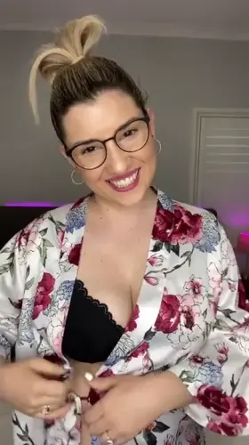 Do you like a yummy mummy with glasses? 😋 (35f)