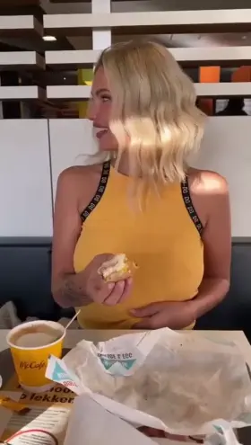 The male employees always love it when I come to eat some burgers 🍔